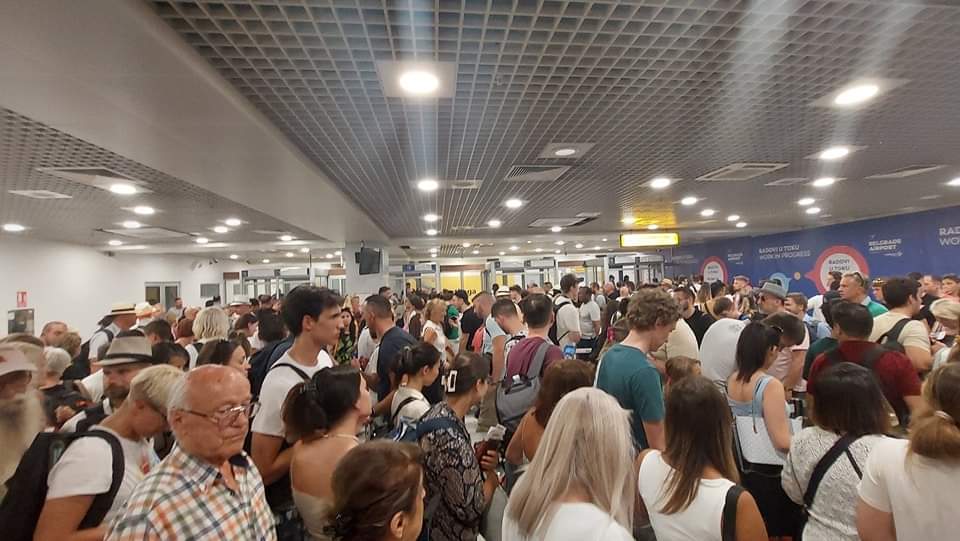 NESPOSOBNI STE DA VODITE DRŽAVU, AL' STE SPOSOBNI DA MARIŠETE PARE!

Aerodrom u raspadu. Preko 3000 građana i građanki u redu za pasošku kontrolu.