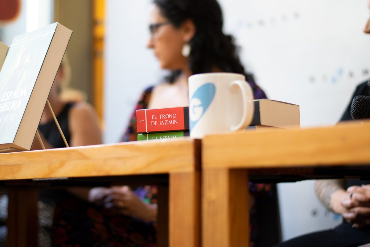 El pasado 18/7 <a href="/MaraVonEntropy/">Mara</a> y @LaLibredrea charlaron con <a href="/tashadrinkstea/">Tasha Suri Updates - Not Here</a>, autora de la saga 'Reinos en llamas', publicada por <a href="/GamonFantasy/">GamonFantasy</a>.

Si os lo perdisteis quedó grabado todo (con <a href="/cinexina/">Marta Armengol Royo</a> interpretando de lujo) en nuestro canal de YouTube: youtube.com/watch?v=4Tp7uo…