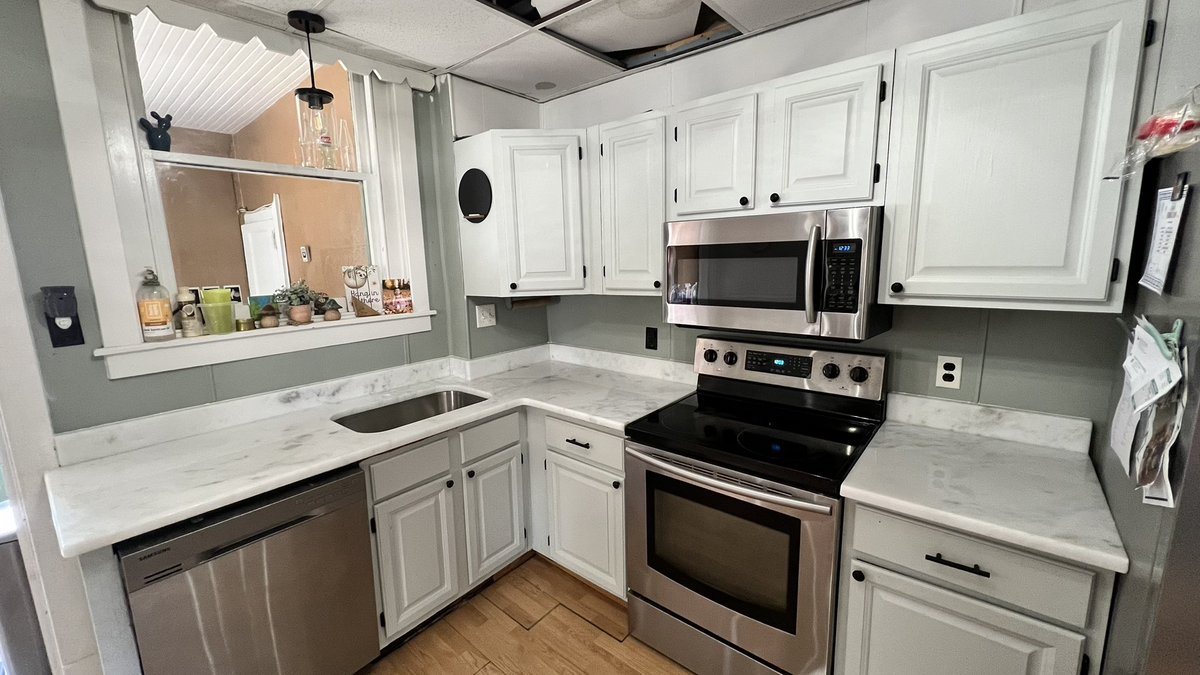 GFgranitellc's tweet image. Shadow Storm Quartzite is a popular choice of stone for that clean and simple looking countertop!

Check out the latest episode of What’s Trending Wednesdays to hear about more of the popular stone choices!

#goodfellasgranite #kitcheninstall #countertops #quartzite #homeupgrade