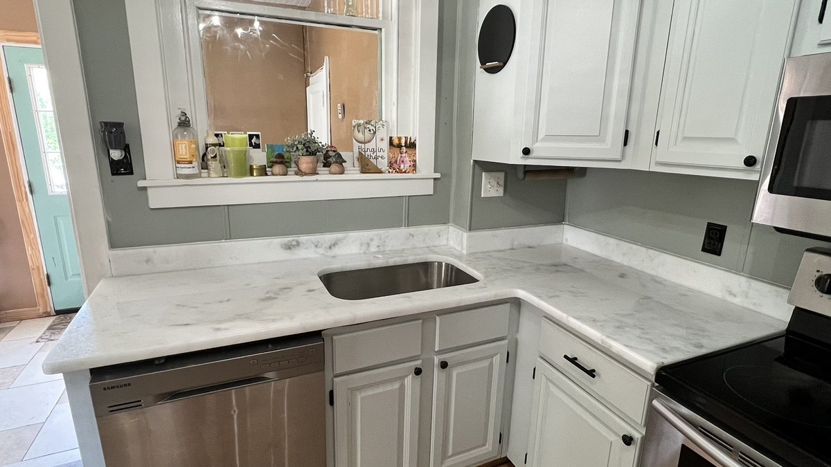 GFgranitellc's tweet image. Shadow Storm Quartzite is a popular choice of stone for that clean and simple looking countertop!

Check out the latest episode of What’s Trending Wednesdays to hear about more of the popular stone choices!

#goodfellasgranite #kitcheninstall #countertops #quartzite #homeupgrade