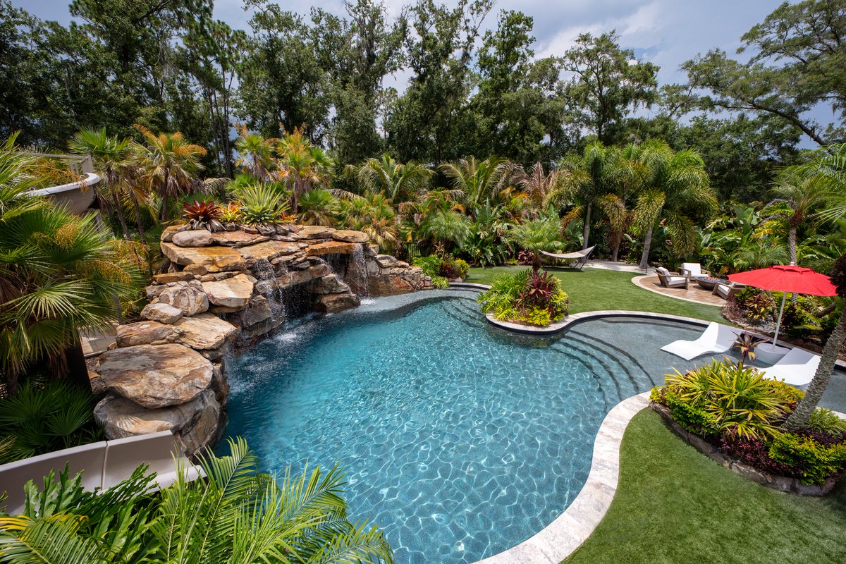LagoonsDesign's tweet image. This project in Odessa, Florida has so many cool features. This backyard has a huge grotto, a waterslide, a big elevated spa with a swim-up bar, a sun shelf area, and a big swimming and jumping play area. This place is laid out for entertaining.
#insanepools #lucaslagoons #pool