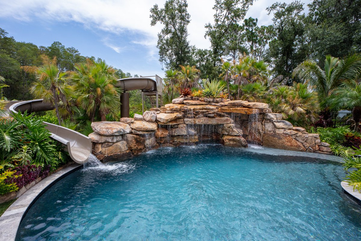 LagoonsDesign's tweet image. This project in Odessa, Florida has so many cool features. This backyard has a huge grotto, a waterslide, a big elevated spa with a swim-up bar, a sun shelf area, and a big swimming and jumping play area. This place is laid out for entertaining.
#insanepools #lucaslagoons #pool