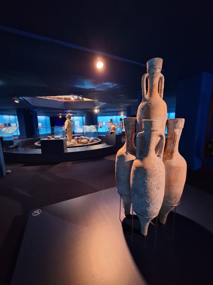 macarqueologia's tweet photo. El #CursEmpúries també es va acostar a Barcelona per veure l'exposició "Naufragis. Històries submergides", guiats per la seva comissària i responsable del #MACcasc, Rut Geli. El director del #MACarqueologia, Jusèp Boya, també va acompanyar la visita. https://t.co/eUxC06Ky7Y