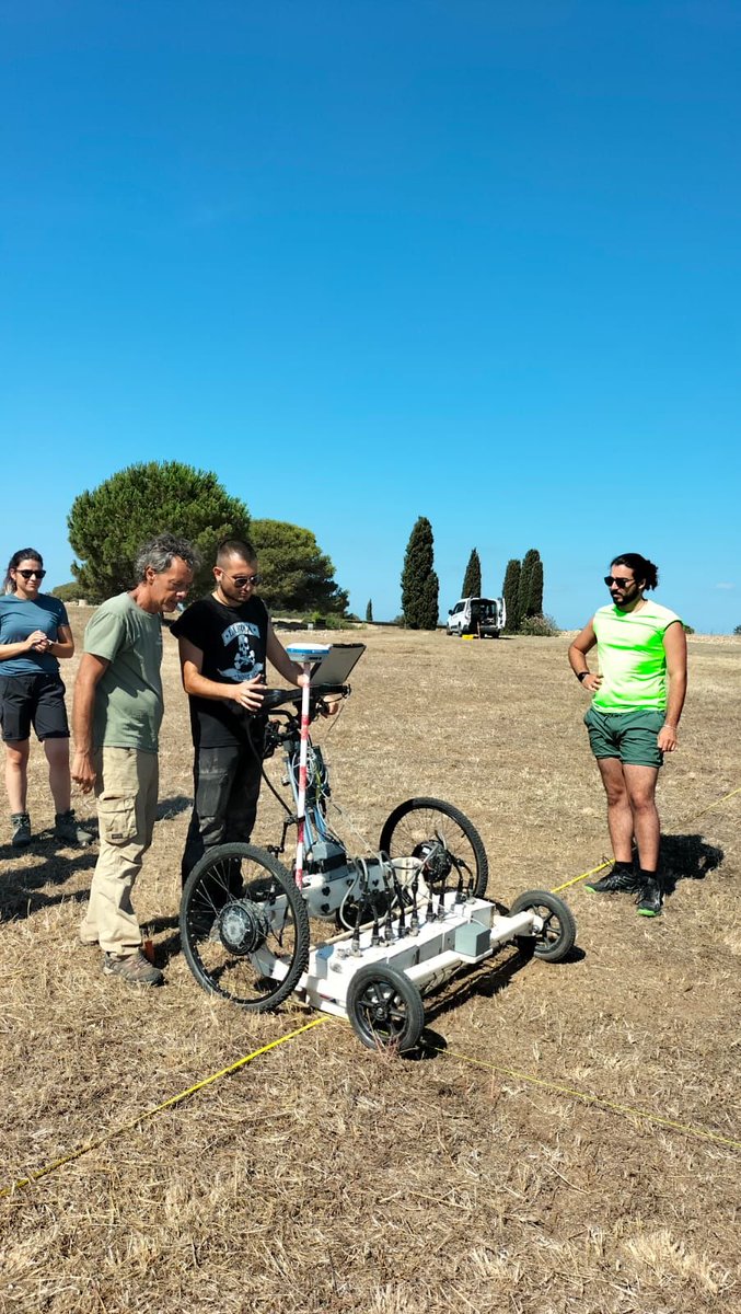 macarqueologia's tweet photo. També han realitzat un taller de Prospecció Geofísica amb l’equip de @SOTPROSPECTION.

Els estudiants han pogut experimentar en primera persona com funciona la prospecció geofísica per a la localització o descoberta de jaciments. https://t.co/M29YQwBOBh