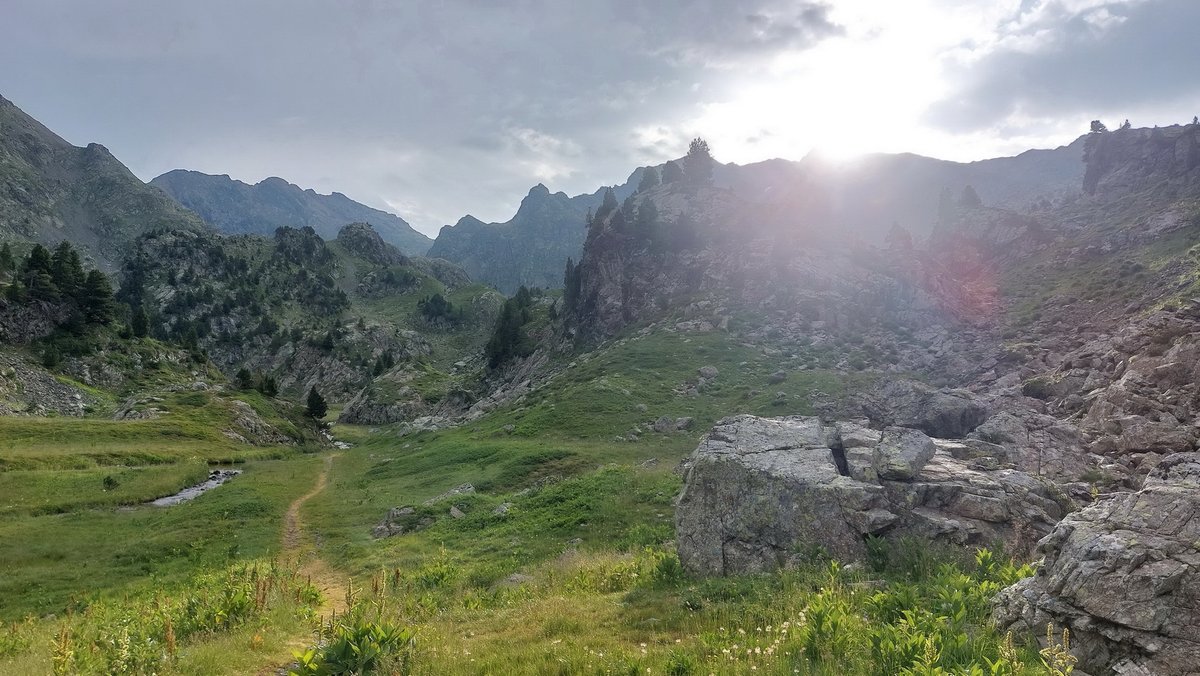 SGenepis's tweet photo. 21-07-2023 rando au lac Merlat depuis les Seiglières avec Laïka (Belledonne) Départ matinal 6h30 mais l'avantage de monter seul jusqu'au lac (960 m de dénivelé) qq averses non prévues, puis le soleil dans la descente. https://t.co/PPdUGOTnW5