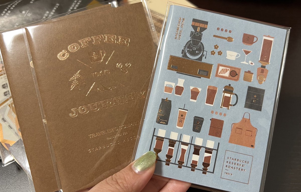 TiA_teatime's tweet image. 이거 쓰고싶어서 패포사이즈 하나 더 들일까 고민중 ... 이미 오리지널사이즈가 4개나 있는데 ㅠ 낭비일까 ㅜㅜ 

+ 로스터리 트래블러스 매대 담당하던 직원분이 찐 노트 오너분이셔서 제품안내 넘 기깔나게 하시더라, 나 교토꺼 있다니까 교토 가고싶다고.. 한국에도 트래블러스 있나요 물어보시곸ㅋ