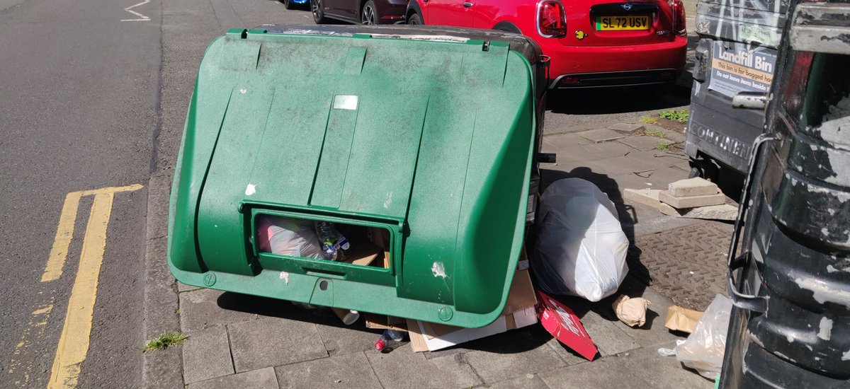 diane_harbison's tweet photo. @Edinburgh_CC - a recycling bin is on its side on Annandale Street! https://t.co/tqQyaI1770