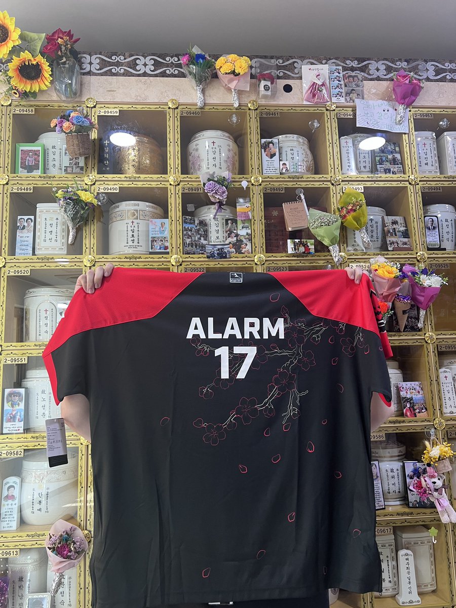 Happy birthday, Alarm! Will forever be thankful to OWL for giving me the chance to meet you. Each time I visit you my heart carries less pain and more happiness. Always miss you and wish you were still with us, you would have loved playing with our Infernal boys. 🧡🖤❤️