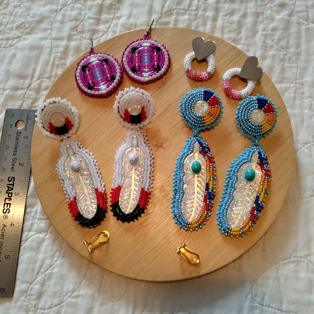 land_fisher's tweet photo. #stuffImake #beadartist 
Still trying to think of a price for the large (4 inches) #beaded #feather #earrings ❤
#Indigenous #Anishinabe https://t.co/88t0fyOziU