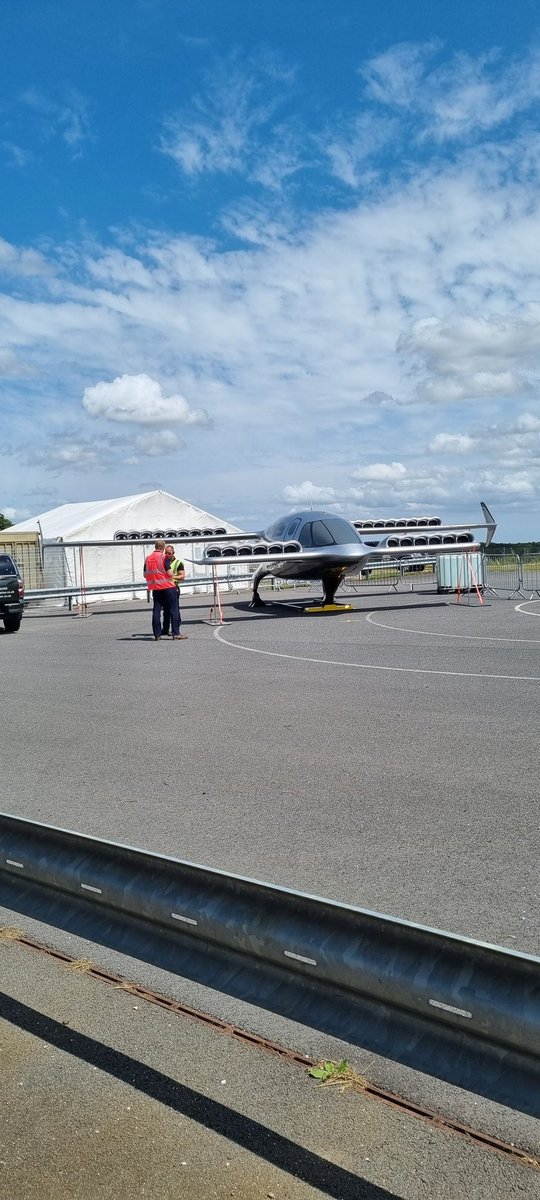 BigFuzzyYak's tweet image. #pilots #pilotsoftwitter Does this plane actually fly in the sky!? What is it called? #vetol