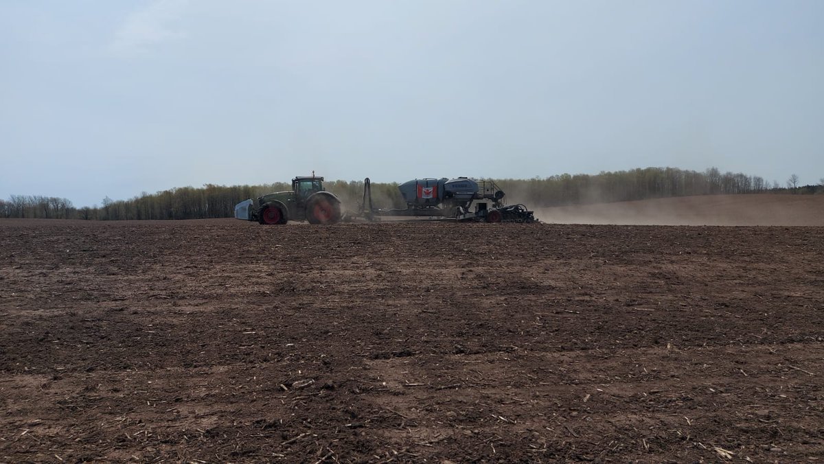 HighlandWayne's tweet photo. Used 24 row 30 inch Fendt Planter for sale with 2 years of warranty  left over ...490k     Fendt is putting  updates on to match 2024 MY    new tires and parallel  arms https://t.co/HRREU47TyN