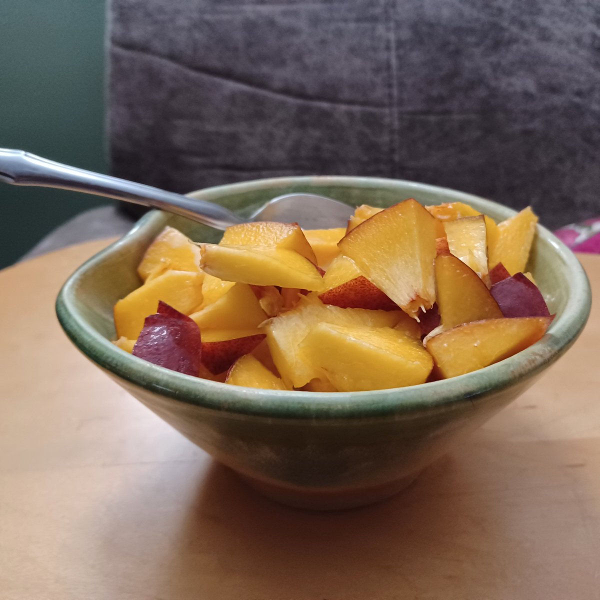 Qust4Grc's tweet photo. Peaches are in season and yum!  Can't get enough! https://t.co/3s1LscmlzS
