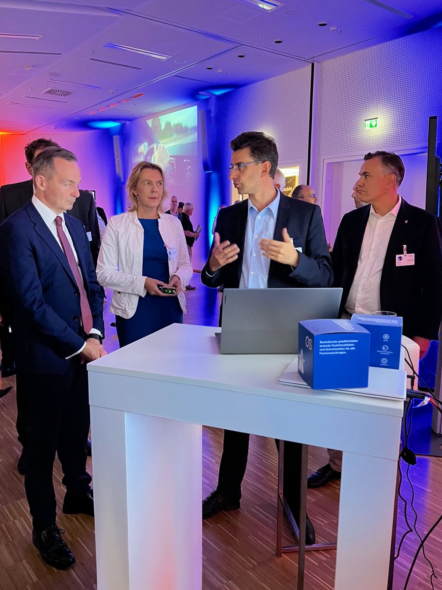 Start des Rollout von AutobahnOS - das ist unser Betriebssystem für die Verkehrszentralen für Autobahnen. 
Unsere Plattform für deutschlandweite Verkehrssteuerung, Baustellenmanagement und weitere kooperative Anwendungen. 
Die Autobahn wird digital, vernetzt und intelligent 👍