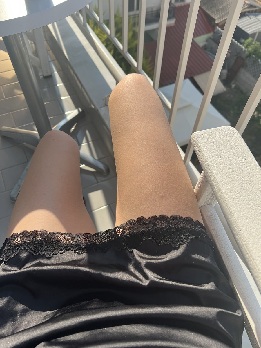 RoseeRenata's tweet photo. or would you like to see my pussy sitting in the sun? 🤔 https://t.co/NCfql8qZEo