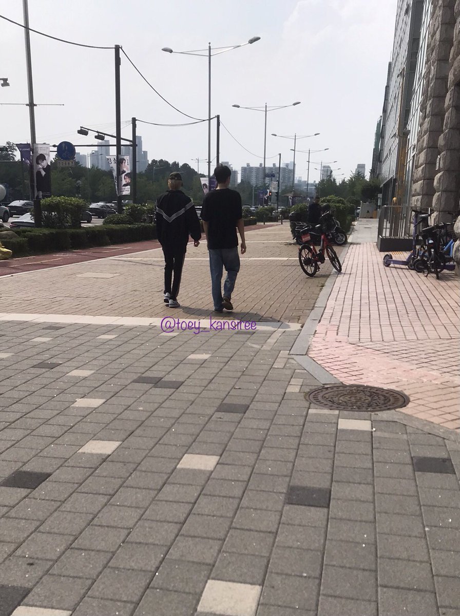 jooyeonbr's tweet photo. 📸 230721 | Uma OP encontrou #JOOYEON na rua hoje e disse que ele é muito magro. A OP ainda contou que ele se curvou quando ela falou que era uma fã da Tailândia e que ele é muito legal.

© Toey_Kansiree

#주연 #XdinaryHeroes @XH_official 
#엑스디너리히어로즈 https://t.co/6Ot1usY0ti