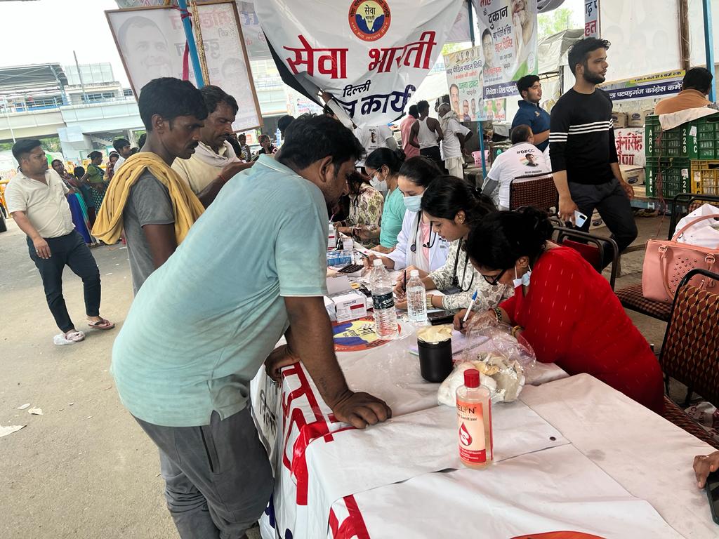delhinmo's tweet photo. NMO flood relief camp day #8 आज NMO पश्चिमी विभाग ,दिल्ली प्रांत और सेवा भारती द्वारा दिल्ली मैं बाढ़ प्रभावित इलाकों में  निःशुल्क चिकित्सा जांच शिविर और स्वास्थ्य जागरूकता शिविर लगाया गया। आज कुल 103 बाढ़ विस्थापित मरीज लाभान्वित रहे जिनमें 65महिलाएं, 28पुरुष और 10 बच्चे थे। https://t.co/7oD7PVRPiu