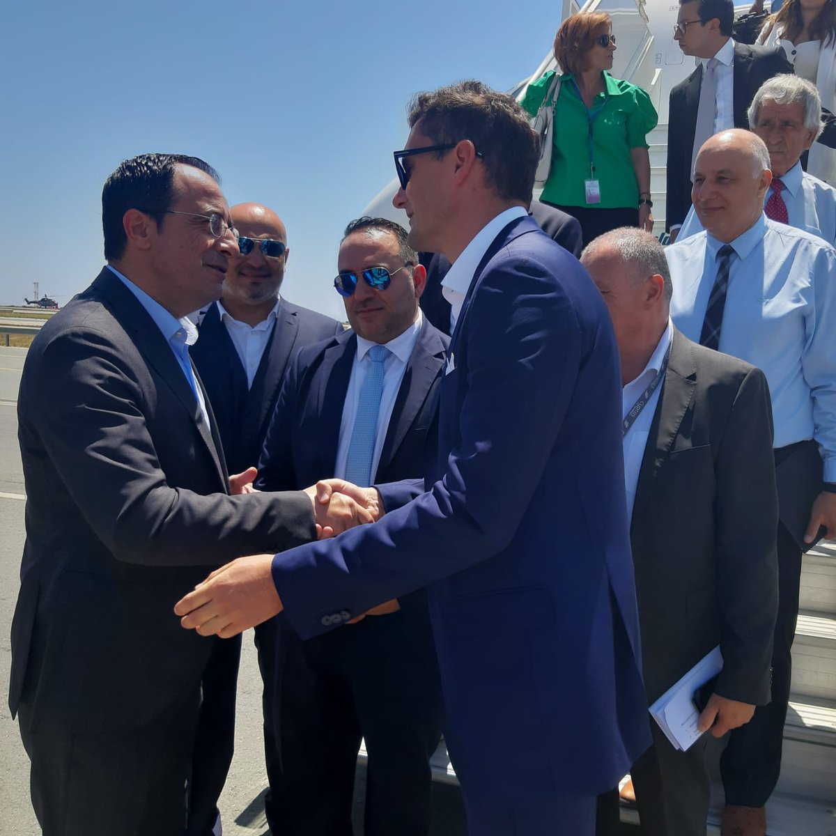 DepMinTourismCy's tweet photo. Έγινε σήμερα στην παρουσία του Προέδρου της Δημοκρατίας @Christodulides και του Υφ. Τουρισμού @costaskoumis η παρουσίαση του νέου υπερσύγχρονου αεροσκάφους Airbus A220 της Cyprus Airways.
Η κυβέρνηση αποδίδει ιδιαίτερη έμφαση στην  περαιτέρω ενίσχυση της αεροπορικής μας σύνδεσης. https://t.co/xTFQEY5nzx