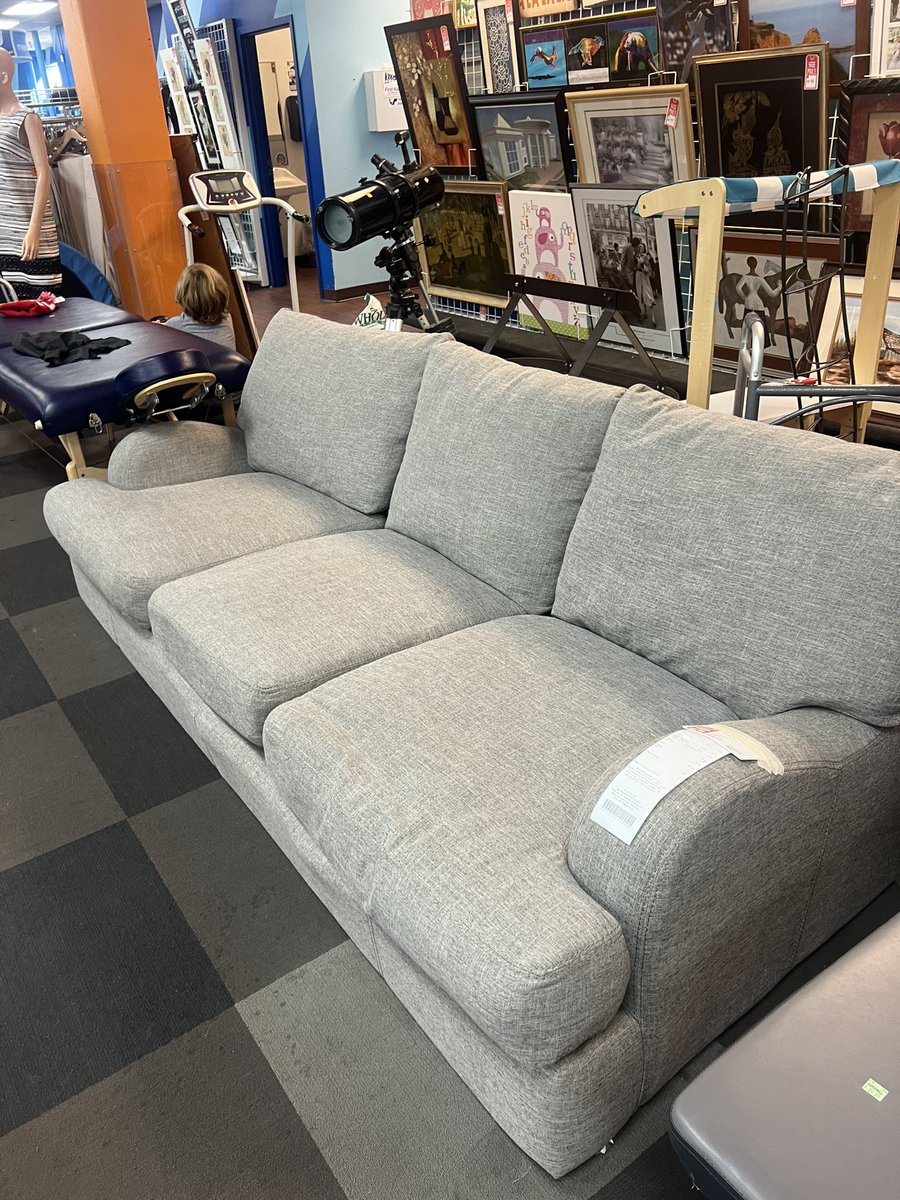 badBbeth's tweet photo. @clhubes Girl i also live in the DC area. I went to the arlington goodwill the day of my move with a Uhaul bc they ALWAYS have nice couches for cheap. And boom - $90 for this guy https://t.co/zZzObs6Z0b