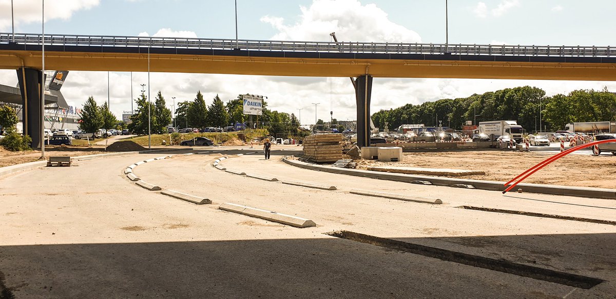 Pareizi izbraukt rotācijas apļus daudzi neprot arī Lietuvā, tāpēc zem jaunajiem pārvadiem Klaipēdā tiek rekonstruēts arī lielais aplis, kas neļaus neprašām aizņemt malējo joslu. Viens no piemēriem, ko vajadzētu pārņemt arī Latvijā, izbūvējot apļus.