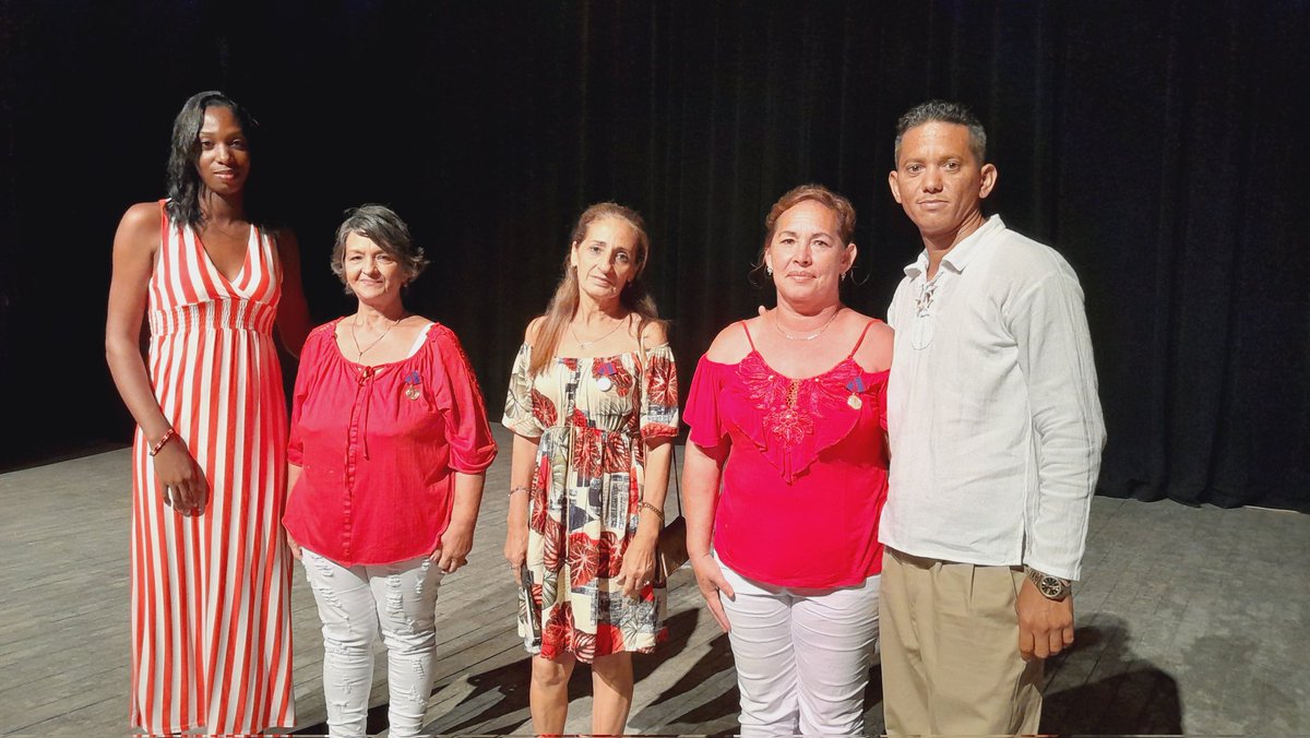 Con el reconocimiento a educadores destacados durante el último calendario lectivo serealiza en el municipio de #Camagüey el acto de clausura del curso escolar 2022-2023

#ConTodosLaVictoria