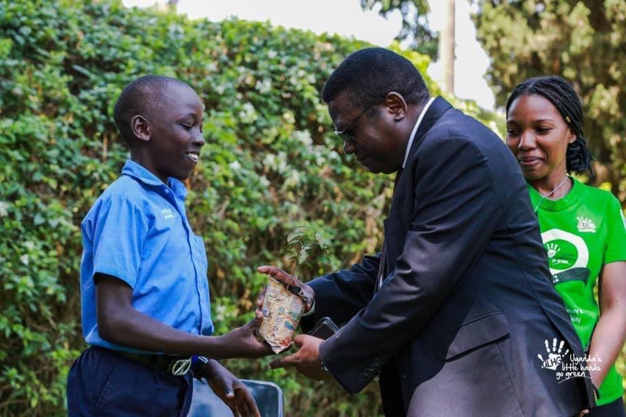 CEO of @LilHandsGoGreen @JosephMasembe1 together with Green Ambassadors donate fruit trees to Hon @norbertmao ahead of his 'Homecoming' preliminaries in Gulu as an expression of hope for his ceremony's success.
#GoGreenUg