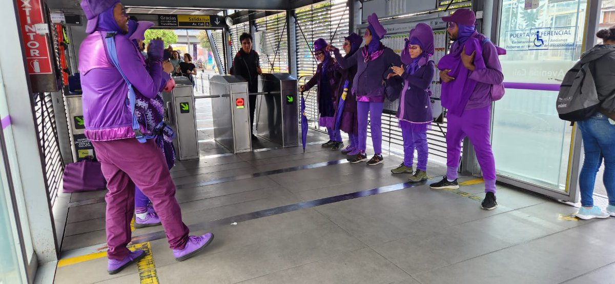 TransMilenio's tweet photo. El #ComboVioleta 💜🙌sigue fortaleciendo la cultura ciudadana con canciones y alegría, compartiendo con todos los usuarios que validan su pasaje en #TransMi https://t.co/kDPsvtFffx