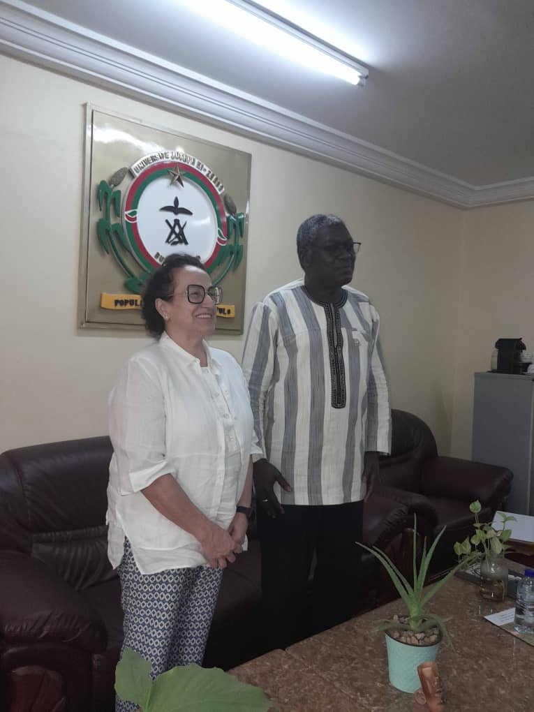 Une délégation des partenaires de #Sustlives, composée par <a href="/AICSBurkina/">AICS Ouagadougou</a> ; <a href="/CIHEAMBari/">CIHEAM Bari</a> <a href="/BiovIntCIAT_eng/">Alliance of Bioversity International and CIAT</a> et Université Joseph Ki-Zerbo (UJKZ) a rencontré le Président de l'UJKZ, pour faire le point sur les progrès du projet et renforcer la coopération.
👉🏼sustlives.eu/en/2023/07/14/…