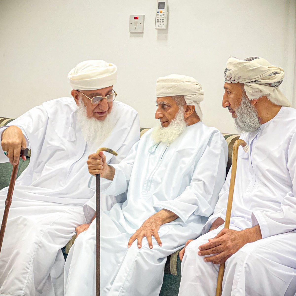 بن طارق📸 (@bin_tariqo) on Twitter photo أنعم وأكرم بالمشايخ الاجـلاء 
إبراهيم بن سعيد بن سالم الرواحي
و زهران بن حمود بن سالم الرواحي
و أفلح بن حـمـد بن سـالـم الرواحي أنعم وأكرم بالمشايخ الاجـلاء 
إبراهيم بن سعيد بن سالم الرواحي
و زهران بن حمود بن سالم الرواحي
و أفلح بن حـمـد بن سـالـم الرواحي