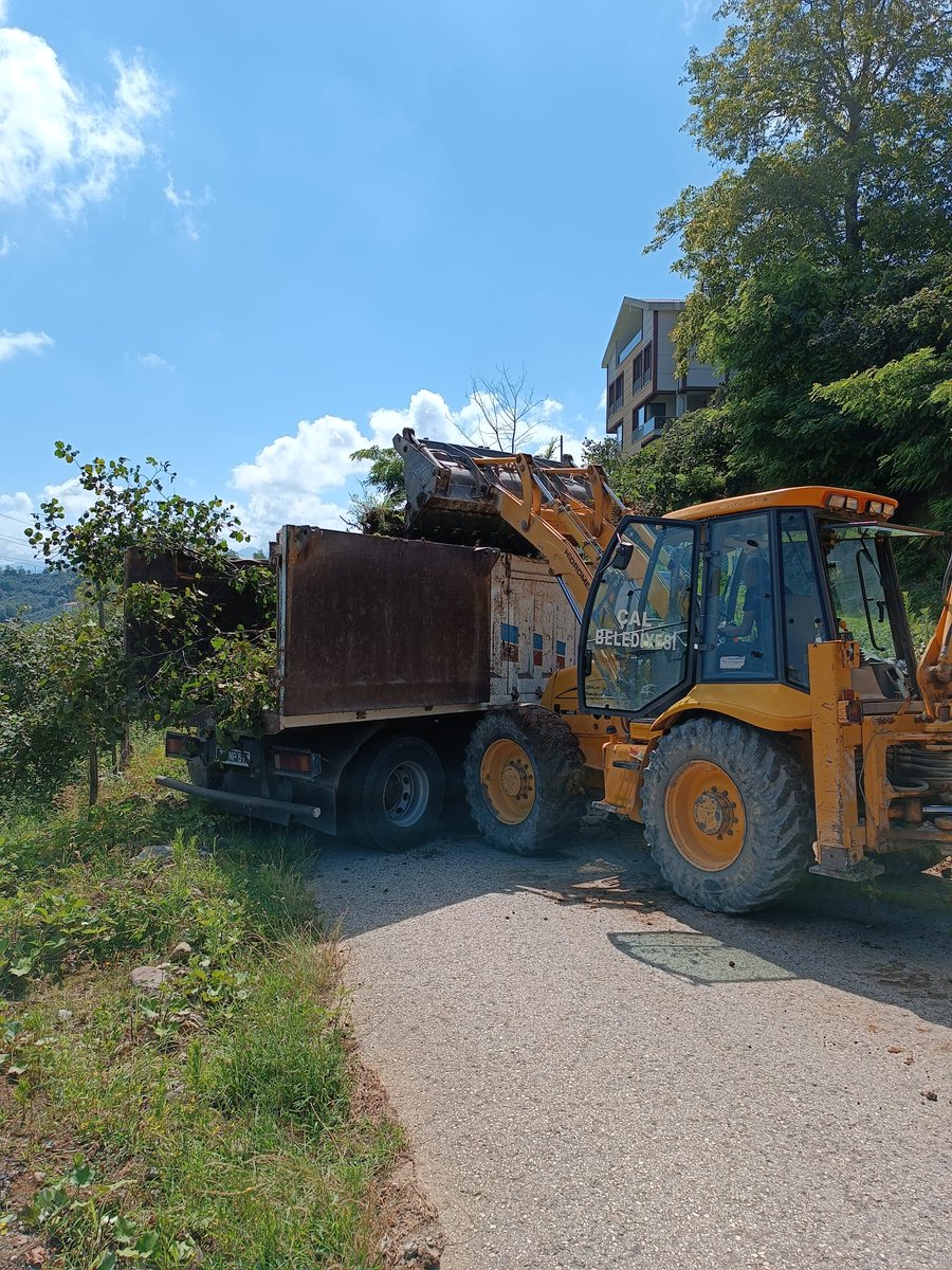 CalBelediye's tweet photo. GEÇMİŞ OLSUN ORDU

 Ordu ile Altınordu ilçesindeki meydana gelen sel Afeti sonrası yapılan çalışmalara destek olmak için; Çal  Belediyesi’nin 1 damperli kamyon ve 1 kepçe ekibimiz çalışmalarını aralıksız  sürdürüyor. Geçmiş olsun Ordu.. https://t.co/SM49iNhbWo
