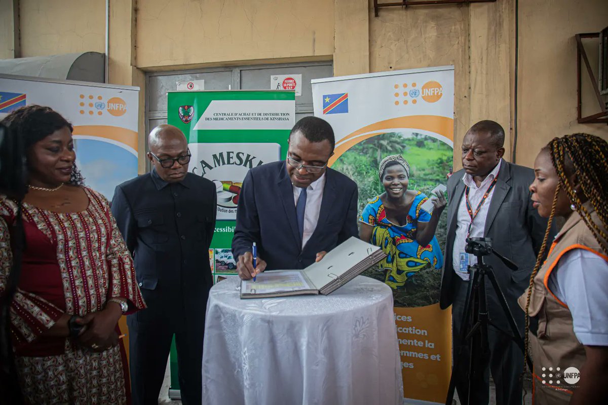 UNFPARDC's tweet photo. #UNFPA a remis au @MinSanteRDC 2⃣6⃣ tonnes des contraceptifs &amp; 1⃣3⃣ médicaments essentiels pour la santé de la mère &amp; du nouveau-né achetés sur fonds propre du Gouvernement pour : 
✅ sauver les vies de la mère &amp; du nouveau-né &amp; 
✅ planifier les naissances https://t.co/ShuBlhmjoa