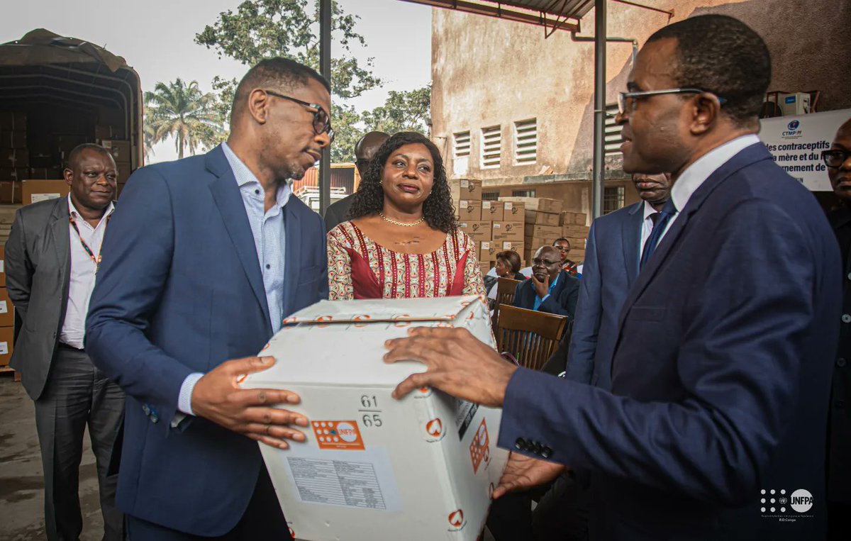 UNFPARDC's tweet photo. #UNFPA a remis au @MinSanteRDC 2⃣6⃣ tonnes des contraceptifs &amp; 1⃣3⃣ médicaments essentiels pour la santé de la mère &amp; du nouveau-né achetés sur fonds propre du Gouvernement pour : 
✅ sauver les vies de la mère &amp; du nouveau-né &amp; 
✅ planifier les naissances https://t.co/ShuBlhmjoa