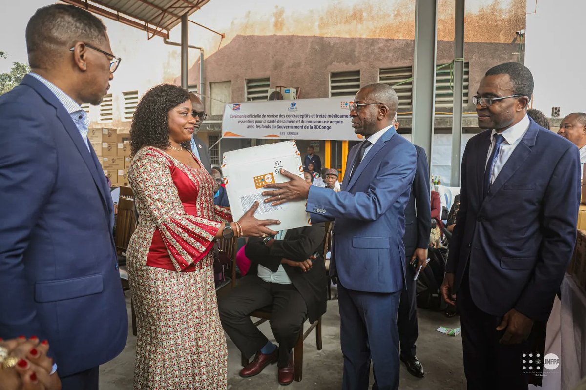 UNFPARDC's tweet photo. #UNFPA a remis au @MinSanteRDC 2⃣6⃣ tonnes des contraceptifs &amp; 1⃣3⃣ médicaments essentiels pour la santé de la mère &amp; du nouveau-né achetés sur fonds propre du Gouvernement pour : 
✅ sauver les vies de la mère &amp; du nouveau-né &amp; 
✅ planifier les naissances https://t.co/ShuBlhmjoa
