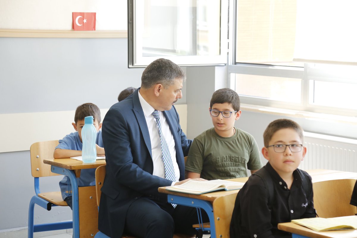 nerbakaniho's tweet photo. Valimiz Sayın Mustafa ÇİFTÇİ, okulumuzda Türkiye Gençlik Vakfı (TÜGVA) tarafından açılan Yaz Okulunu ziyaret ederek, öğrencilerimizle bir araya geldi. @ValiMustafaCftc https://t.co/BNy5sLmJ4y