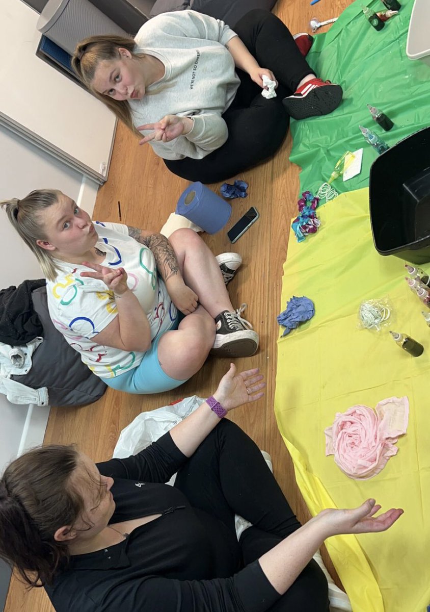 🌈🎨 Tie-Dye 🎉🌈 

Start Young Parents had a brilliant morning as we tied-dyed tees, bags, and headbands – colorful creations everywhere! 🎨💖 Our little artists were in their element! 🌠💫 

#Start #Youthstartpartnership #UKSPF 
#Deptforlevellingup