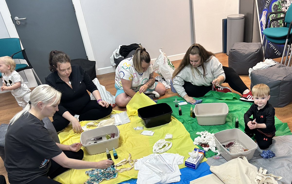 Alternatives_RJ's tweet photo. 🌈🎨 Tie-Dye 🎉🌈 

Start Young Parents had a brilliant morning as we tied-dyed tees, bags, and headbands – colorful creations everywhere! 🎨💖 Our little artists were in their element! 🌠💫 

#Start #Youthstartpartnership #UKSPF 
#Deptforlevellingup https://t.co/zDWbw43mVG
