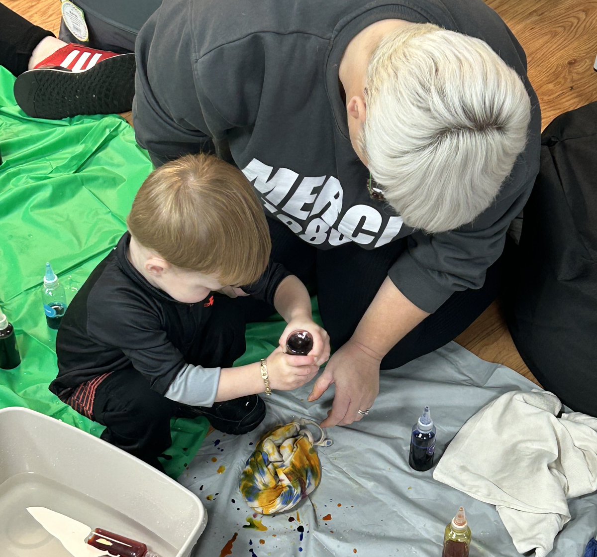 Alternatives_RJ's tweet photo. 🌈🎨 Tie-Dye 🎉🌈 

Start Young Parents had a brilliant morning as we tied-dyed tees, bags, and headbands – colorful creations everywhere! 🎨💖 Our little artists were in their element! 🌠💫 

#Start #Youthstartpartnership #UKSPF 
#Deptforlevellingup https://t.co/zDWbw43mVG