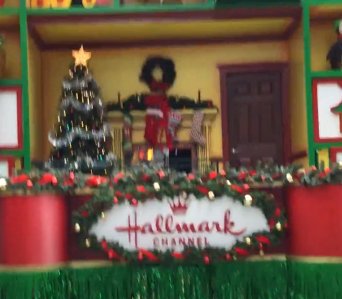 ParadeMan1986's tweet photo. Here's a screenshot of Part 18 of my 2016 #macysparade vlog, where you can barely see Tony Bennett behind @hallmarkchannel's "Heartwarming Holiday Countdown" float as he was on the other side of the float when it was at my spot.

Rest in peace, Tony...
@itstonybennett @Macys https://t.co/F8SYwRcxLK