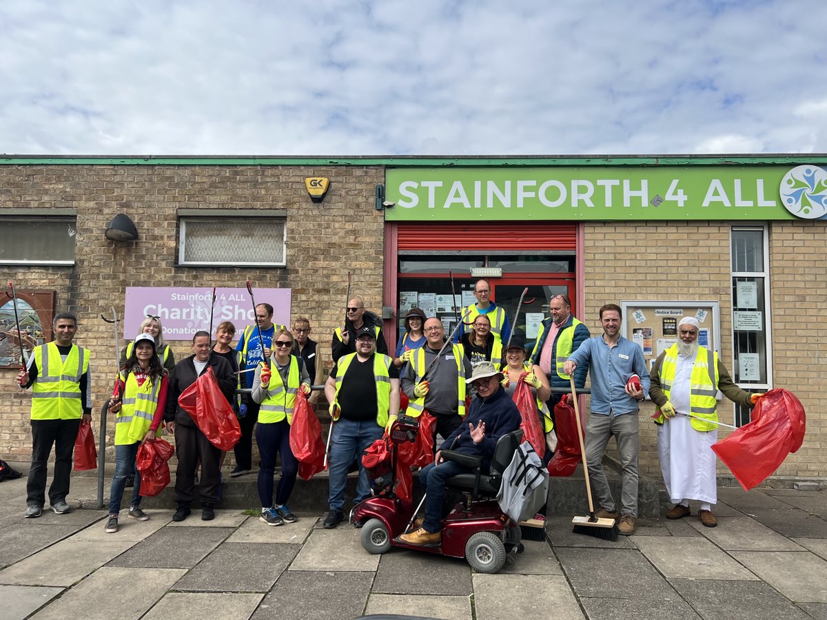 EfficiencyNorth's tweet photo. Fantastic day yesterday volunteering with @RiversideUK environmental team in Bransholme #Hull, @Stainforth4ALL summer spruce up &amp; Thornham Community Garden in #Armthorpe 1 of the projects backed by @MyDoncaster &amp; @StLegerHomes #environmentalpride initiative @TimCouncillor https://t.co/7LnYzzGU5j
