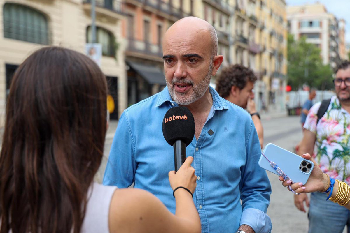 danielsirera's tweet photo. Esta mañana me he reunido con los vecinos de la Ronda de Sant Antoni @PAxLLSA 
Hemos presentado una iniciativa en el Ayuntamiento para que se ejecute el plan consensuado en 2018 con los vecinos. https://t.co/sKitIkyzjm