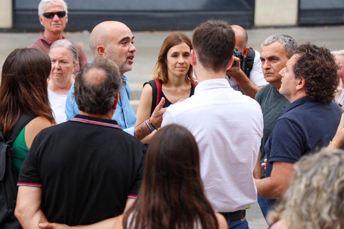 danielsirera's tweet photo. Esta mañana me he reunido con los vecinos de la Ronda de Sant Antoni @PAxLLSA 
Hemos presentado una iniciativa en el Ayuntamiento para que se ejecute el plan consensuado en 2018 con los vecinos. https://t.co/sKitIkyzjm