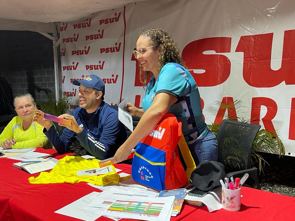 Jefe político del <a href="/PsuvIribarrenVe/">PSUV - Municipio Iribarren/Estado Lara</a>, <a href="/LuisJonasReyes/">Luis Jonás Reyes</a>  orienta las estrategias de despliegues en las 10 parroquias del municipio para impulsar el plan de acción de movilizar y moralizar al pueblo organizado. 

<a href="/NicolasMaduro/">Nicolás Maduro</a> 
<a href="/dcabellor/">Diosdado Cabello R</a> 
#PsuvEnLaCalle