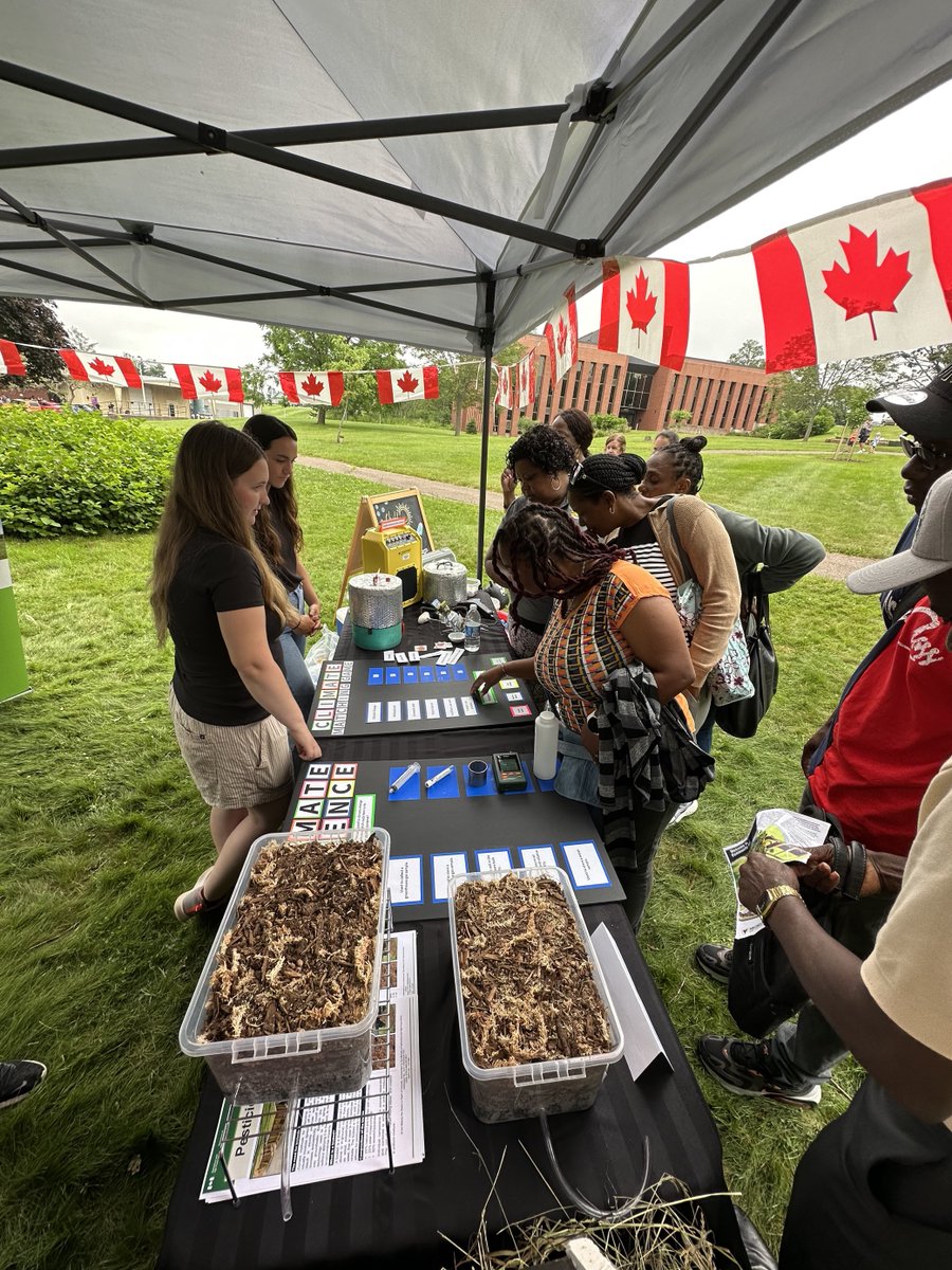 AAFC_Canada's tweet photo. The team also developed two miniature rinsate biobeds to show how their on-farm research with biobeds helps to prevent water contamination by pesticides on farms. 🚜#ScienceGrowsOn https://t.co/EQw3NlS1y3