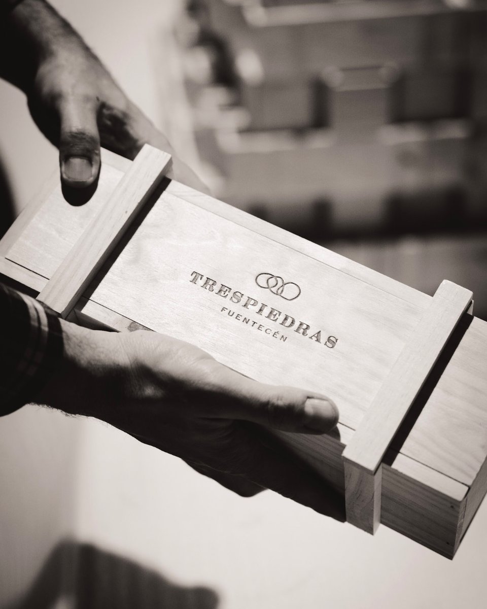 Pretendemos que todo el proceso se realice de manera artesanal y de la forma más sostenible posible. Apostamos en la medida de lo posible por una economía circular buscando contribuir a reducir el consumo de energía y recursos.

#BodegasTresPiedras