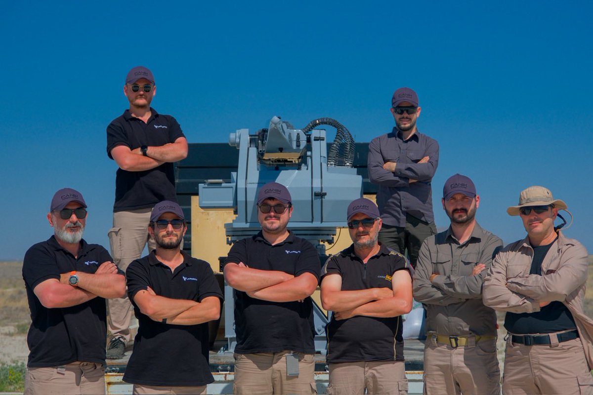 KaraKulak__'s tweet image. #UNIROBOTICS

#TRAKON / #TARGAN

ASFAT&apos;ın inşa ettiği Açık Deniz Karakol Gemisi’ne entegre edilecek milli deniz tipi UKSS&apos;si TRAKON TARGAN Fabrika kabul testleri öncesi son atış testlerini başarıyla Konya-Karapınar&apos;da tamamlandı.

#MilliTeknolojiHamlesi #SavunmaSanayi