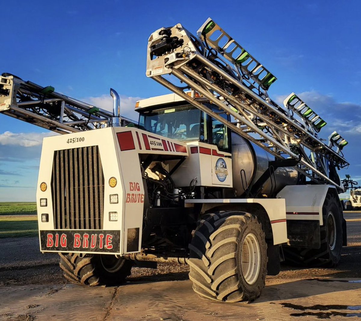 Notice anything interesting on the Big Brute? 😎🌱 The team at Welker Farms have equipped this beauty with @weedit_ sensors. In case it wasn't clear already - no weed is ever making it past this beast! Learn more about bringing the WEED-IT to your farm: weeditspotspray.com