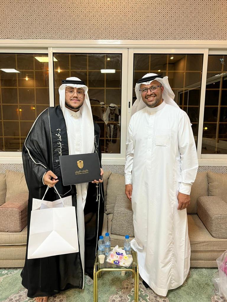 Shahat_K's tweet photo. جميل الوفاء وعظيمة الفرحة
فاجأ زملاء الغالي محمد السنوسي @mohammedas11166 خريجو الدفعة الثانية زميلهم بحفل تخرج بحضور أقاربه وذلك لعدم حضوره حفل #تخرج_طب_الريان_2023 لوفاة والده
وأكرموني بدعوتهم لمشاركة ابني فرحته
وخلال الحفل تم أداءه للقسم مع زملائه وتكريمه كخريج مرتبة شرف ثانية https://t.co/gZ0AMtaWef