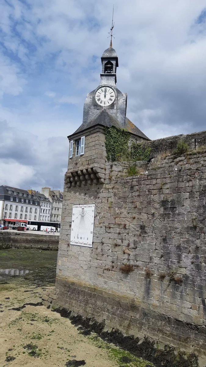 Hug Catherine tweet media