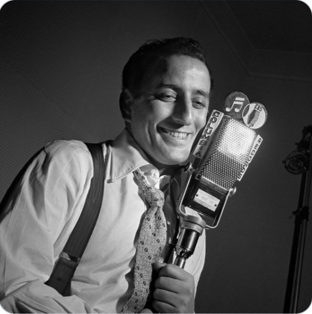 Lainey527's tweet photo. 😔🙏 he always smiled when he sang  #TonyBennett #Bennett #singing #singers #greatsingers https://t.co/836zXvYkKR