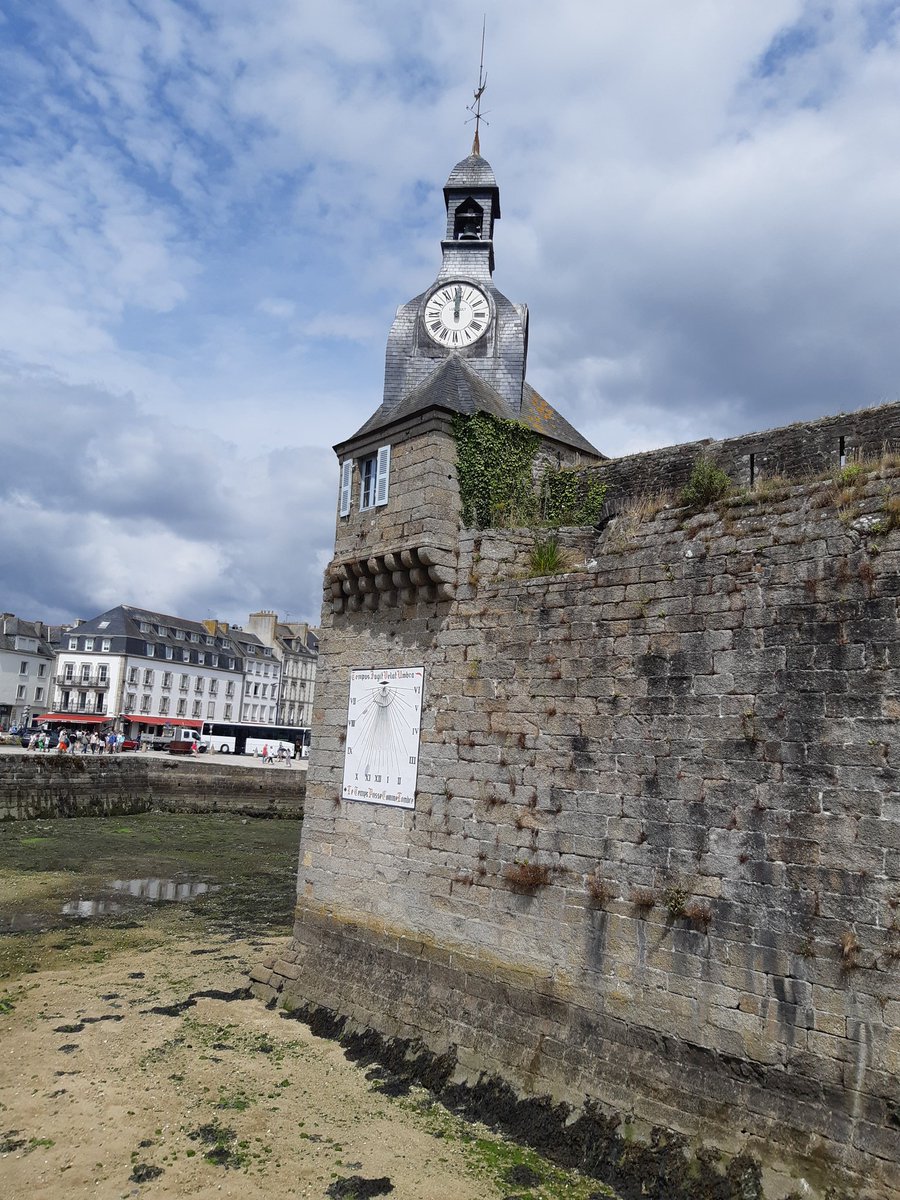 Hug Catherine tweet media