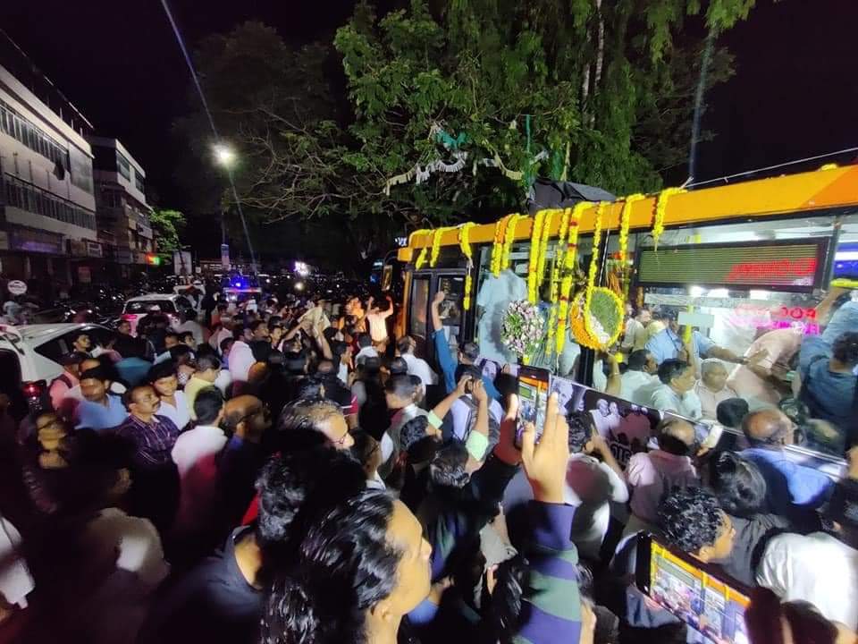 loveyou14314314's tweet photo. ഈ പാതി രാത്രിയിലും അടൂരിന് ഉൾക്കൊള്ളുവാൻ കഴിയാത്ര അത്ര ജനകൂട്ടം..
#RipOC | #OommenChandy #ജനനായകൻ #ഉമ്മൻ_ചാണ്ടി #oc https://t.co/BCDnQrZz3n